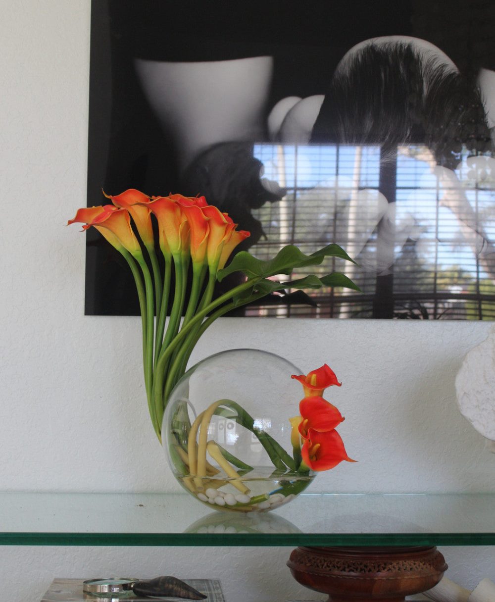 Crosswinds vase with mango calla lilies - Image 3