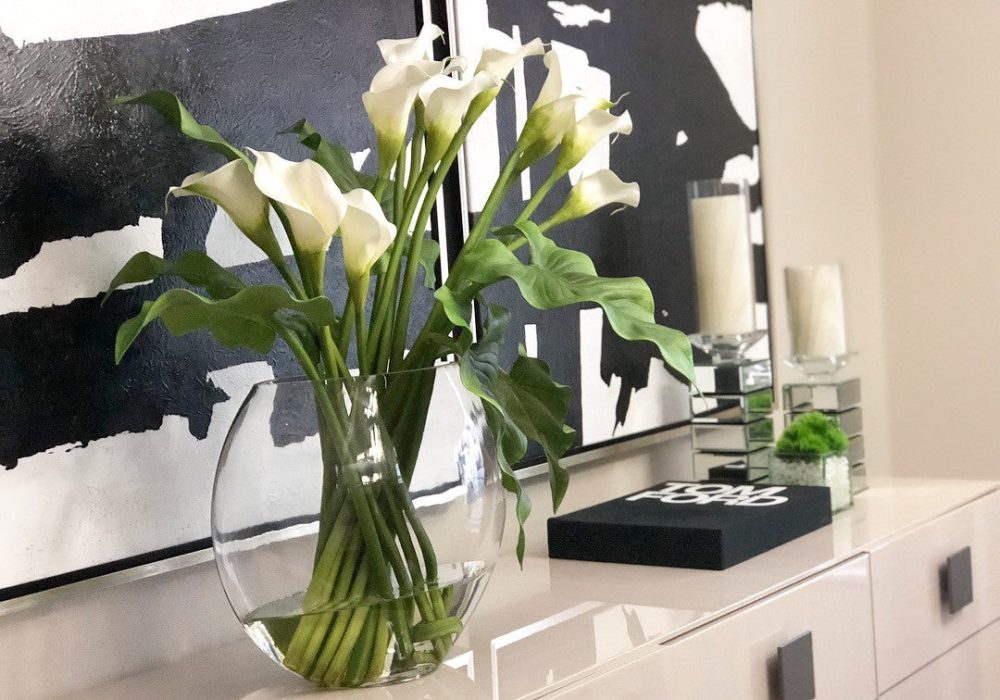 Moon vase with white calla lilies - Image 8