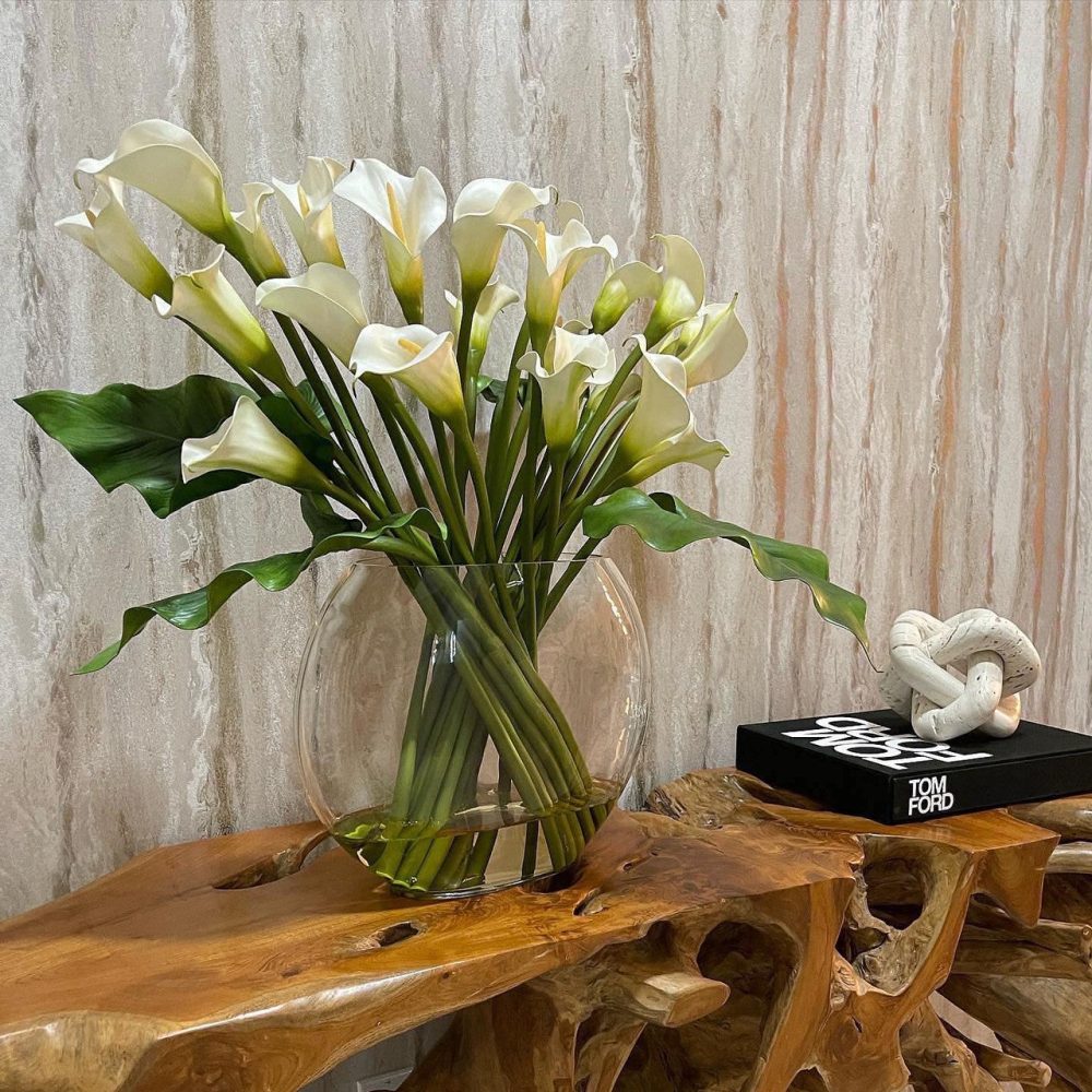 Moon vase with white calla lilies - Image 9