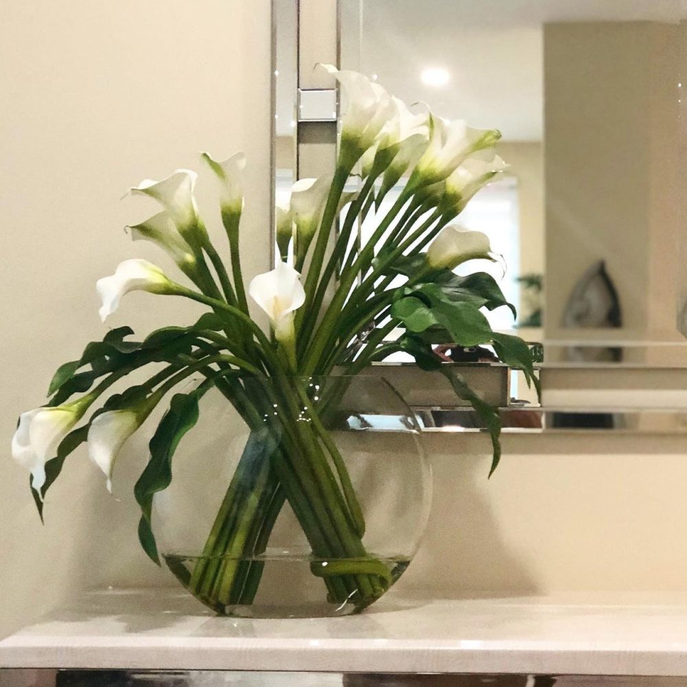 Moon vase with white calla lilies - Image 2
